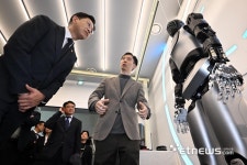 [포토] 케이팩스 살펴보는 배경훈 부총리