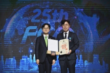 홍권화 유미코아 이사, 외국 기업의 날 산업포장 수상