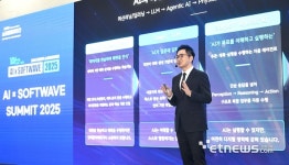 [포토] 송호철 더존비즈온 플랫폼사업부문 대표, Agentic AI, Everywhere : 산업 전반으로 확산되는 지능형 전환의 시작