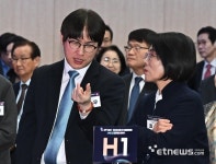 [포토] 대화하는 하정우-최민희