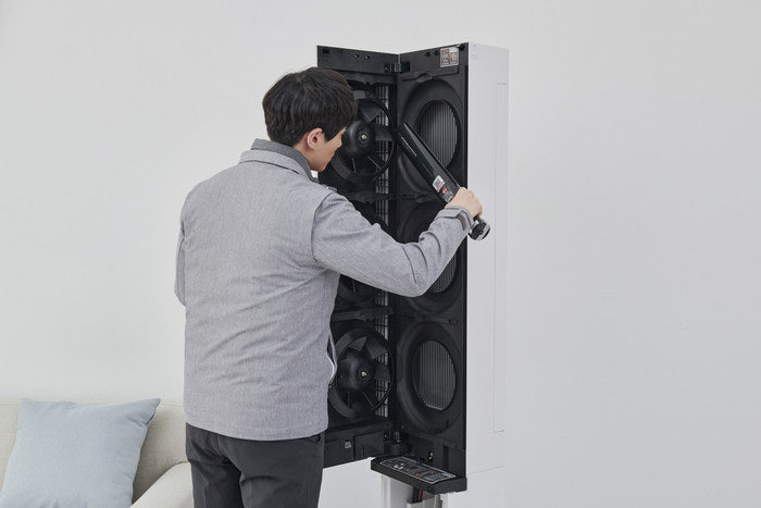 삼성전자 서비스 엔지니어가 무풍 에어컨 마이크로 홀과 내부 팬을 고압 세척기로 정밀 살균 세척하는 모습