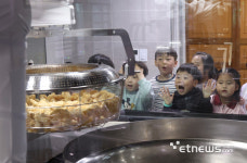 [포토] 로봇이 튀기는 튀김