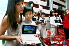 [포토]EeePC(이:피시)…동화책 보다 더 작네!