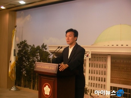 불법 자금 의혹에 휩싸인 김민석 국무총리 후보자, 사퇴 촉구 논란