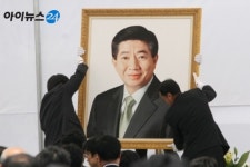 [포토]오열 속 들어오는 故 노무현 전 대통령 영정사진