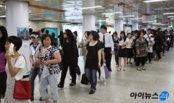 [포토]시청역을 가득 메운 조문객