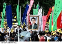 서울광장 시민들, 질서정연하게 고인 추모
