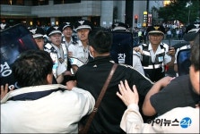 [포토]시민들의 항의에 물러나는 경찰