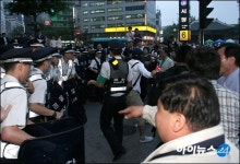 [포토]시민들의 항의에 물러나는 경찰