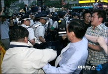 [포토]시민들의 항의에 물러나는 경찰
