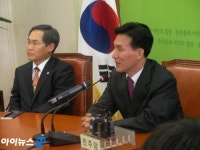 김민석, 연일 유시민에 십자포화
