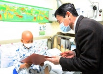 [포토]남궁민 우본부장, 뽀로로 우표 받고 빨리 나아요