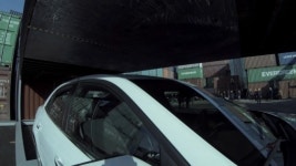 쉐보레 말리부 지붕에 대형컨테이너가…왜?