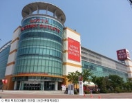 아울렛, 번화한 도심지에 세운다