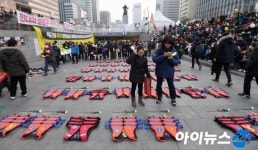 [포토]광화문광장에 놓인 세월호 상징 조끼 304벌