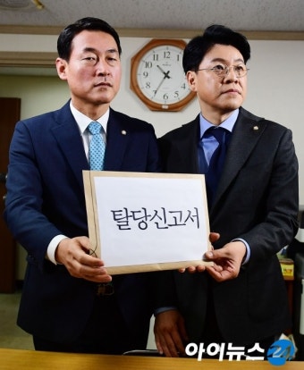 [포토]황영철-장제원, 새누리당 탈당신고서 제출