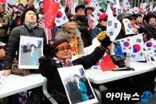 [화보]3·1절, 탄핵 기각을 위해 태극기를 잡다