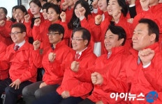 [포토]홍준표, 사무처 직원들과 월례조회