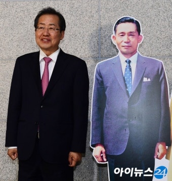 [포토]박정희 전 대통령과 나란히 선 홍준표 대선후보
