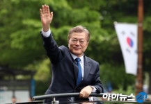 [포토]시민들에 인사하는 문재인 대통령