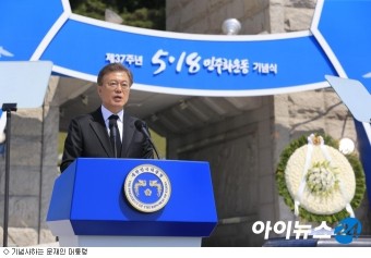 문재인 전 대통령, 광주비엔날레 30주년 축하 인사 남기고 전시작품 관람