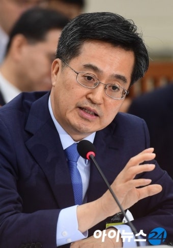 [포토]김동연 후보자, 시력검사 조작 질문에 '강력 부인'