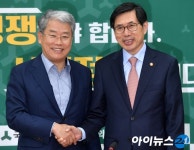 [포토]악수하는 김동철-박상기