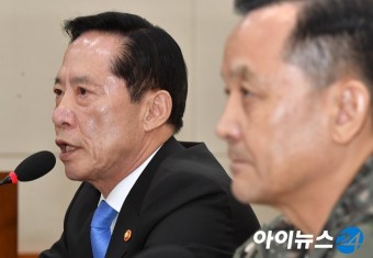 [포토]송영무 국방장관, 국회 국방위원회 현안보고