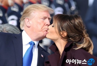[포토]입 맞추는 트럼프 대통령과 영부인 멜라니아