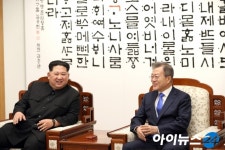 [포토]남북 정상, 훈민정음 앞에서 미소