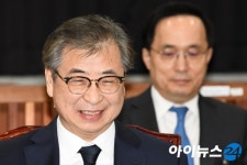 [포토]서훈 국정원장, 국회 출석해 북미정상회담 보고