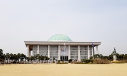 [초점] 천수답 핀테크 업계, 6월 임시국회 통과 절실한데…