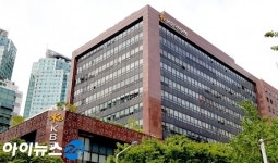 [I-리포트] KB금융, 이익 전망치 하회·모멘텀도 둔화…목표가↓-IBK證
