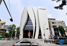 [금융핫스팟] 요즘은 쉬러 은행갑니다 하나은행 홍대거리 뒤집어 놨다
