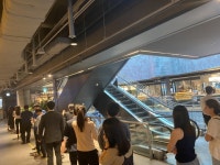 [르포] 중국인도 기웃기웃…명품족, 롯데免 빗속 뚫고 인산인해