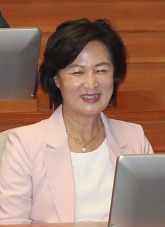 탄핵안 접수에 '미소' 지은 추미애…윤석열 부인 문건 읽은 모습 포착