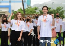 [포토]다니엘 린데만-애드리엔 힐, 헬로 코리아(Hello Korea) 외국인 기자단 대표