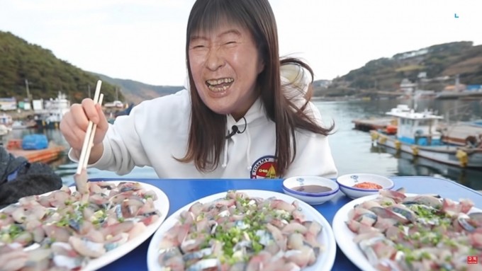 쯔양, 가로세로연구소 대표 고소...유흥주점 논란 파문