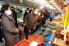 문대통령 부부, 설 맞아 소래포구 전통어시장 방문