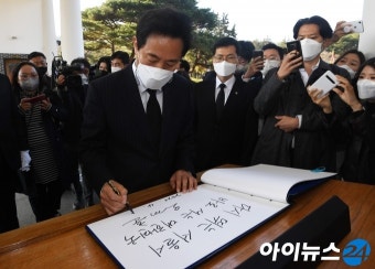 [포토]오세훈 시장, 첫 일정은 현충원 참배