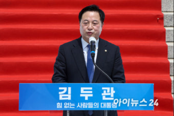 [포토]이해찬의 축하를 받으며 대선 출마 선언하는 김두관