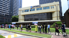 [포토]줄 지은 송파구보건소 선별진료소, 국내발생 1275명