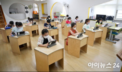 [포토]온라인 수업 듣는 긴급돌봄교실 학생들