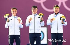 [올림픽포토]김제덕-김우진-오진혁, '남자 양궁 단체전 금메달'