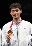 [올림픽포토]오상욱, '금메달 목에 건 세계랭킹 1위'