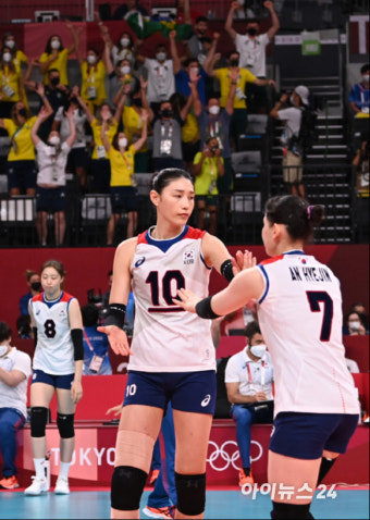 [올림픽투데이]김연경, 우정도 '월드클래스'…절친 나띠와 뜨거운 포옹