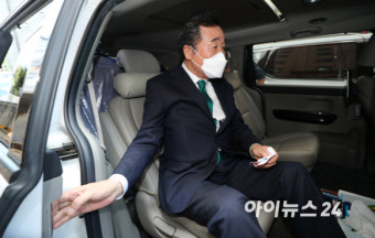 [포토]침묵하며 떠나는 이낙연, '할 말이 없습니다'