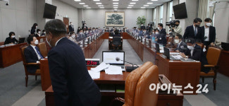 [포토]청와대 국감, 野 '특검 마스크' 착용으로 파행