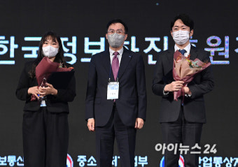 [포토]'협력상' 클라썸 대표와 '포용상' 엔젤로보틱스 대표