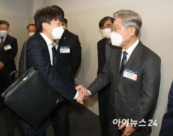 [포토]대화하는 이재명-송영길-오세훈-이준석